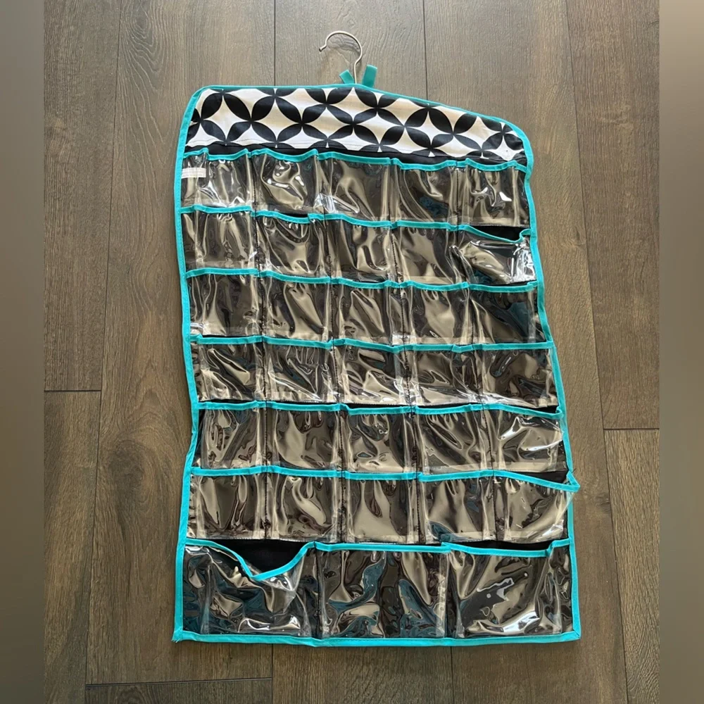 Hanging jewelry holder